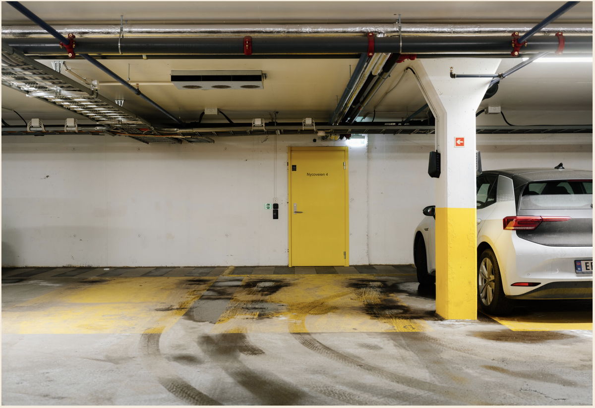 Garasjeplass er pt utleid og ikke en del av leieavtalen. P-plasser med lader er ofte mulig å leie i sameiet. Galleribilde