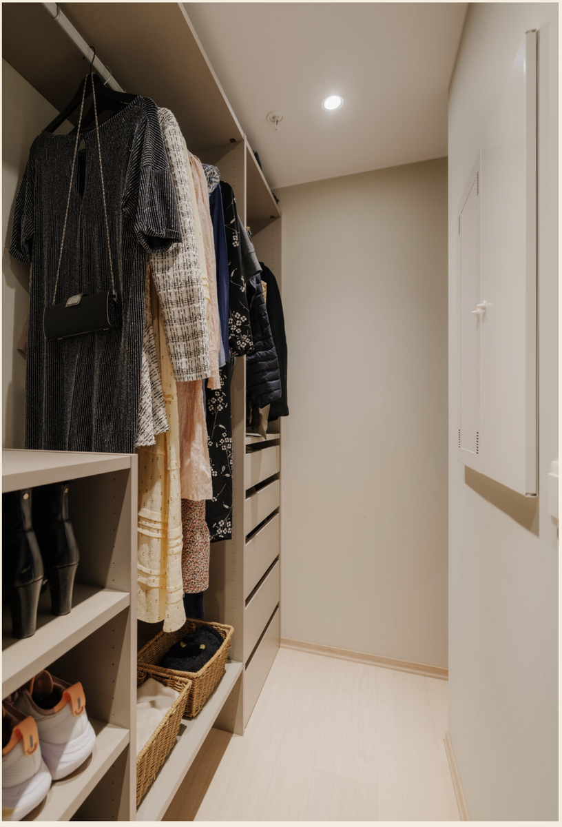 Romslig walk-in garderobe Galleribilde