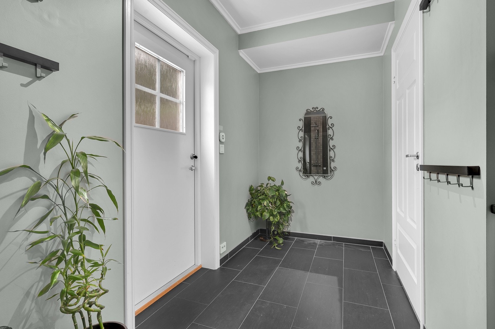 Egen inngang til vaskerom samt tekning rom Galleribilde