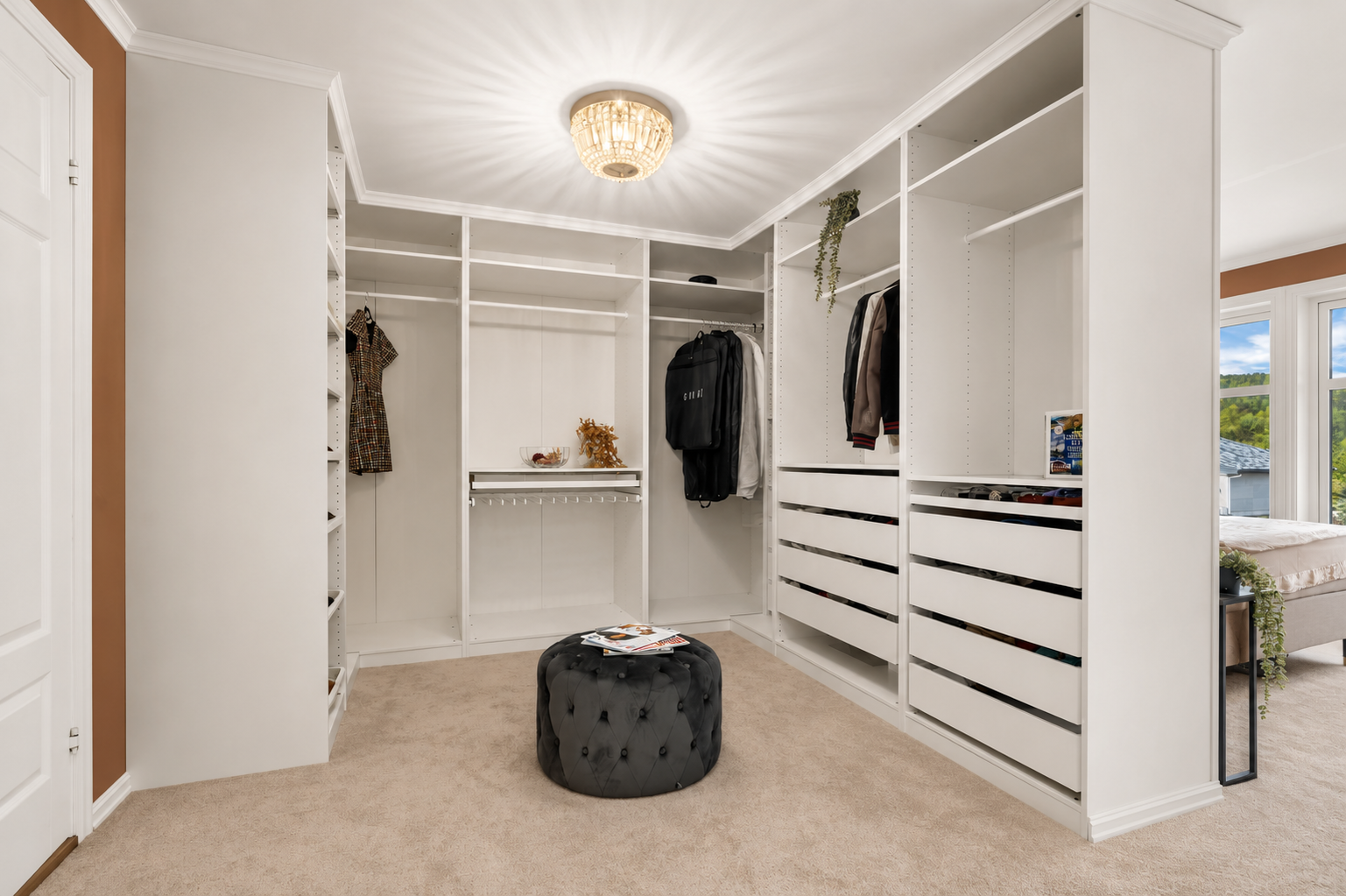 Walk-in closet i tilknytning til hovedsoverom Galleribilde