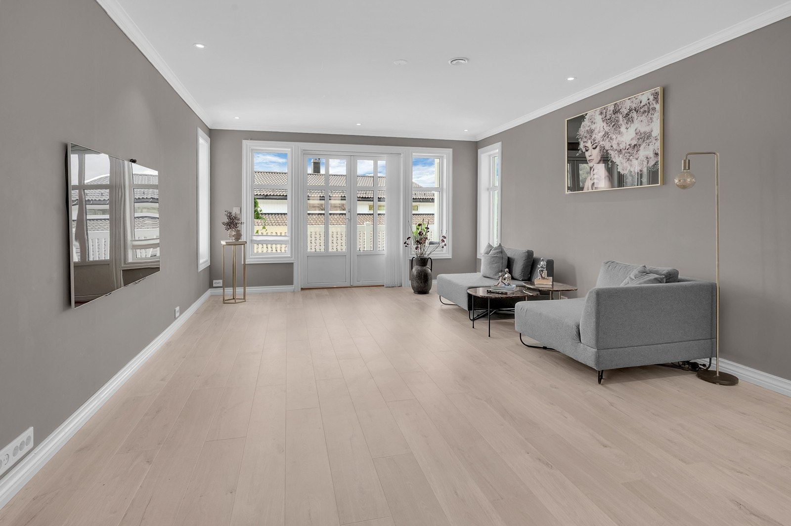Loftstue med utgang til solrik veranda Galleribilde