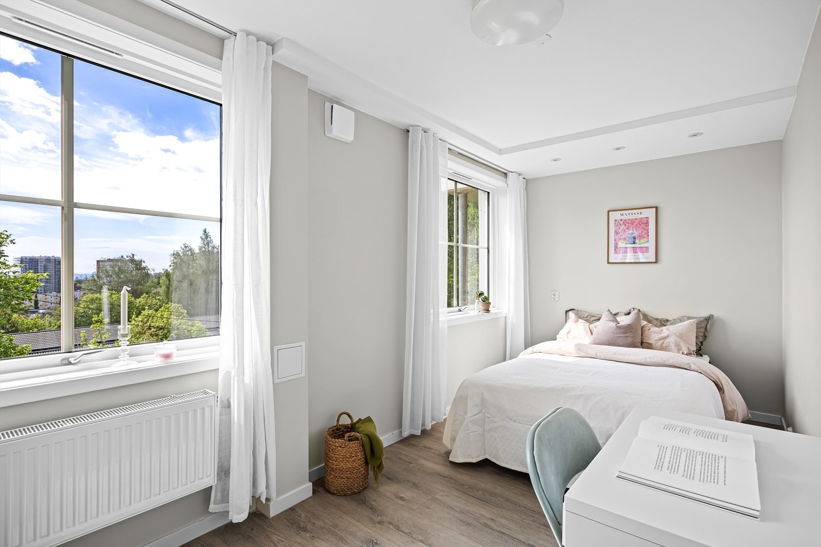 Soverommet har plass til både seng og arbeidsplass. Legg spesielt merke til størrelsen! Galleribilde