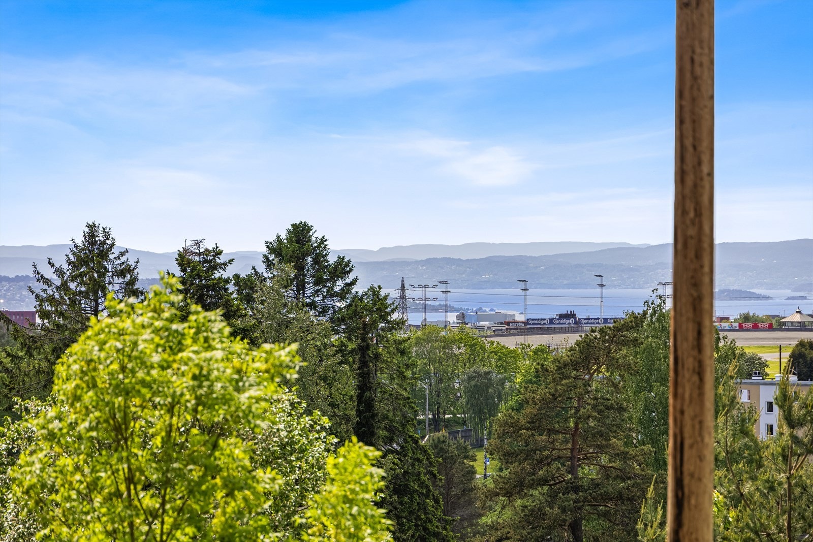 Fra leiligheten er det utsikt over nærområdet og mot fjorden. Galleribilde
