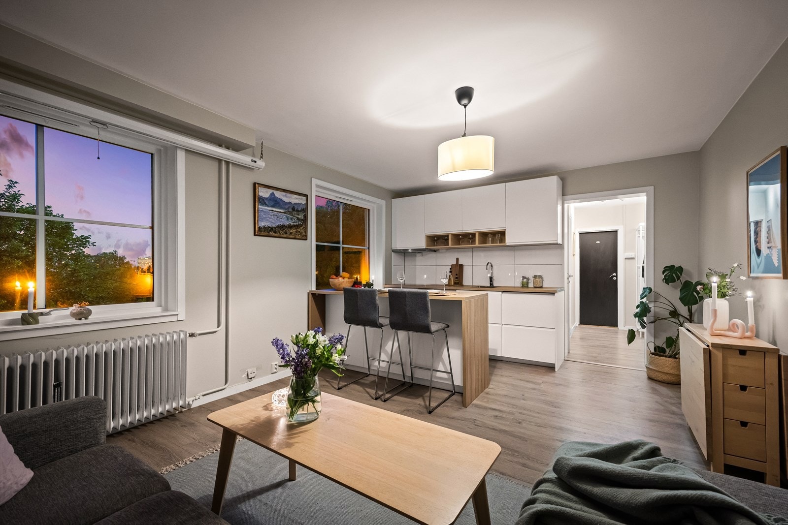 Leiligheten er oppvarmet med radiatorer tilknyttet sentralvarmeanlegg. Galleribilde