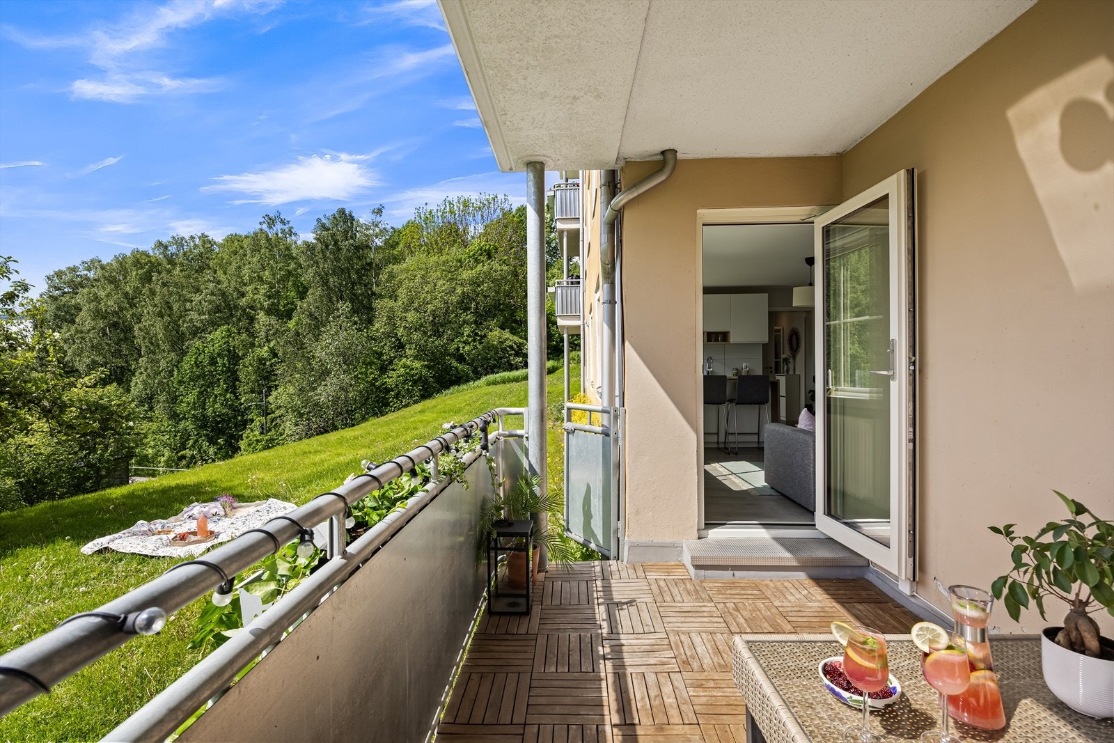 Uteplassen har klikk-terrassegulv og er en fin forlengelse av stuen. Høyt og fritt med utsikt over grønne fellesområder. Galleribilde