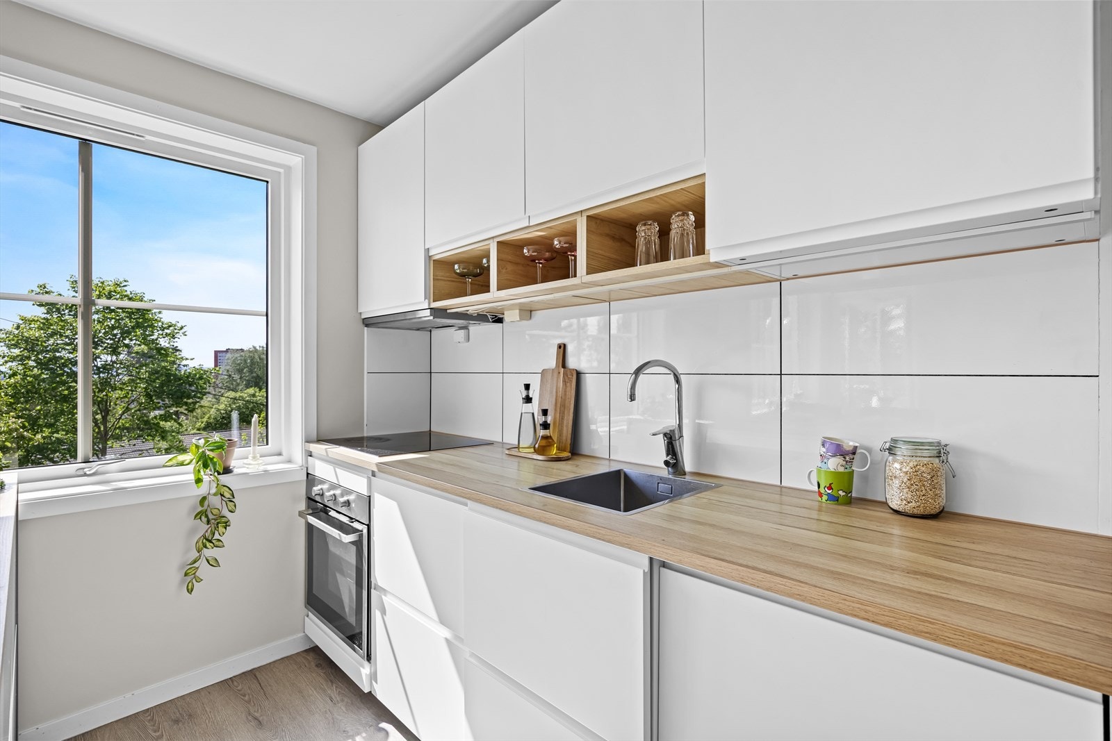 Kjøkkeninnredningen har glatte fronter og benkeplate i laminat. Kjøkkenet er utstyrt med platetopp, stekeovn og oppvaskmaskin. Ventilator med kullfilter sørger for avtrekk under matlaging. Galleribilde