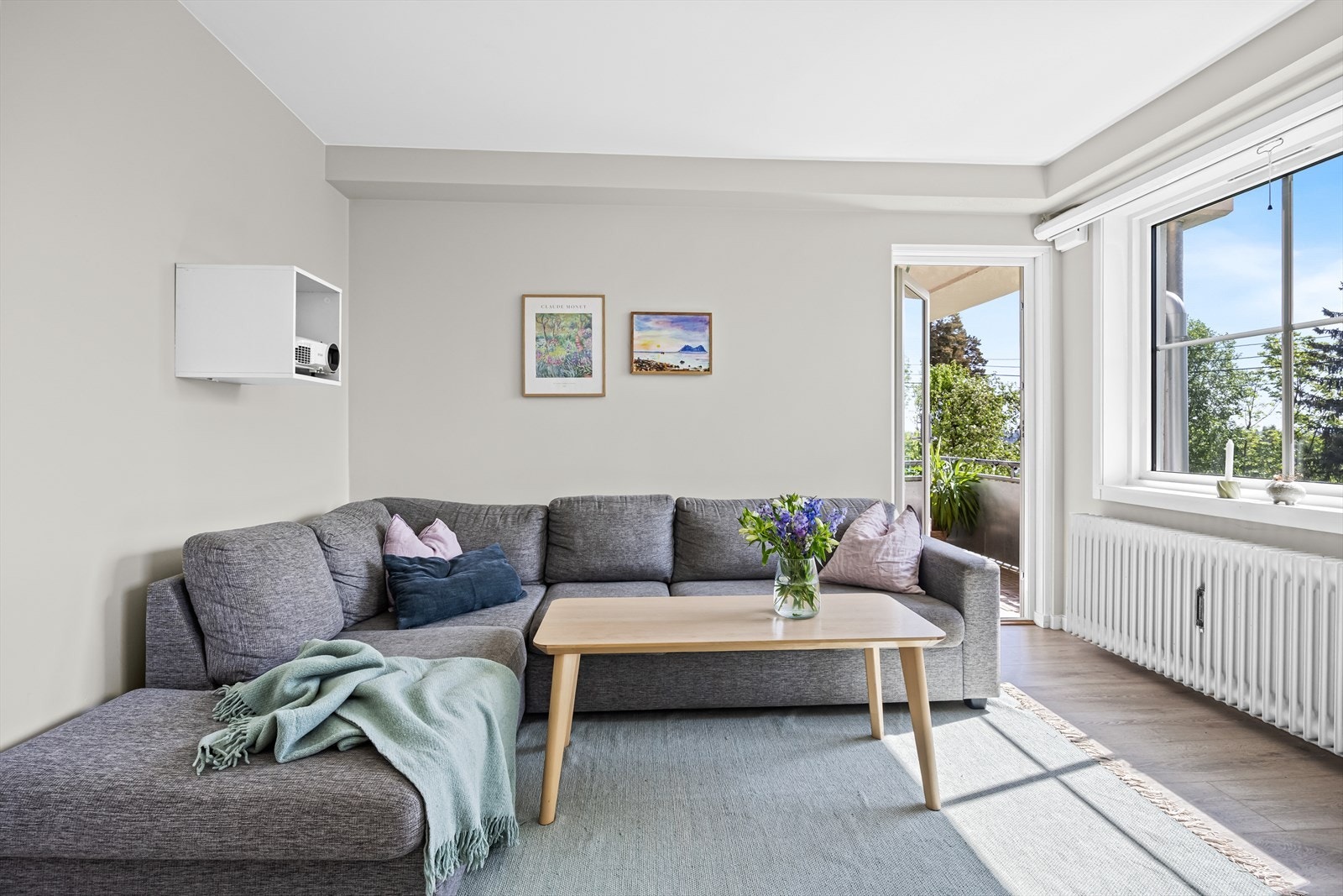 Store vindusflater gir godt med naturlig lys. Boligen har naturlig oppdriftsventilasjon med tilluft via spalteventiler i vinduene. Galleribilde