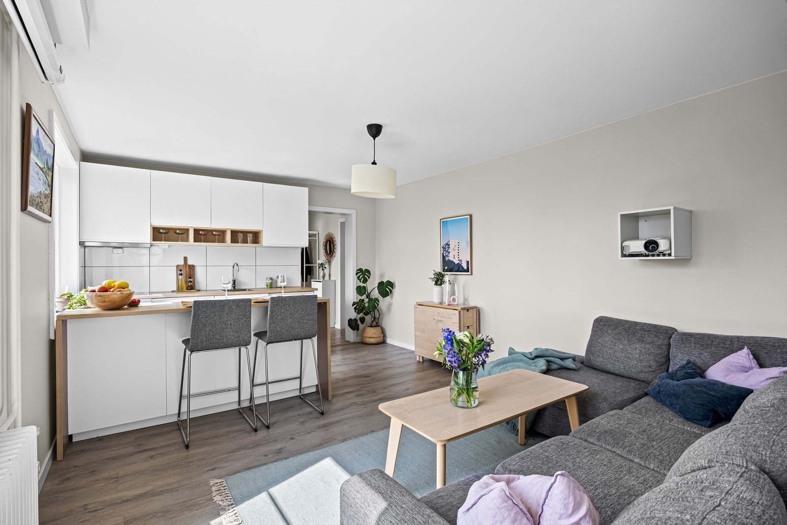 Den åpne løsningen mellom stue og kjøkken skaper en sosial og luftig sone. Oppvarming via sentralvarmeanlegg med radiatorer. Galleribilde