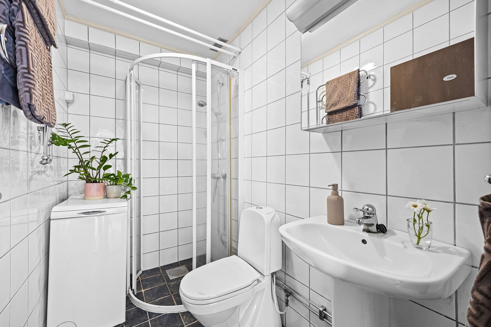 Flislagt bad med elektriske varmekabler i gulvet. Det er opplegg for vaskemaskin. Galleribilde