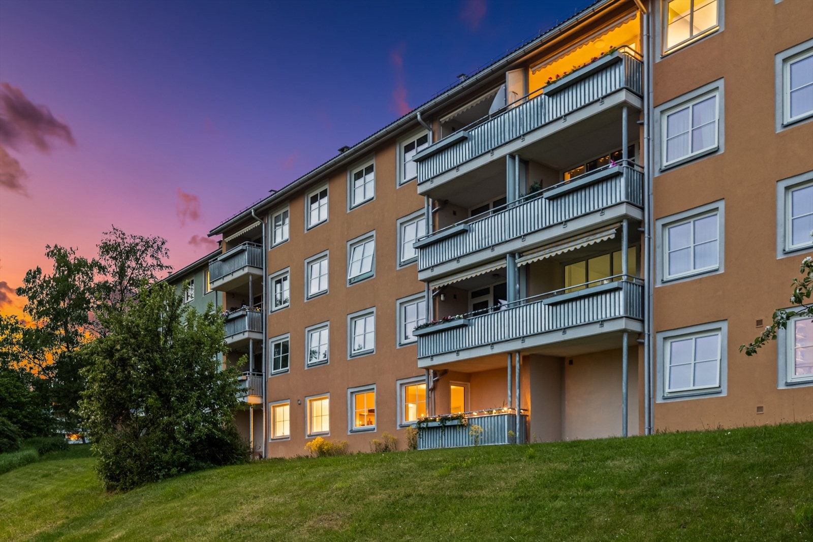 Velholdt bygningsmasse i et etablert og rolig boligområde. Galleribilde