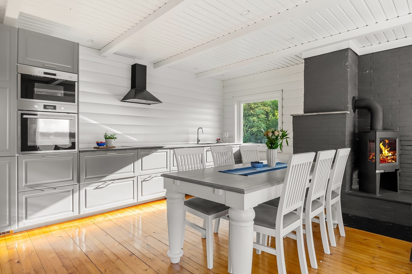 Kjøkkeninnredningen fra IKEA med integrerte hvitevarer er fra 2021. Galleribilde