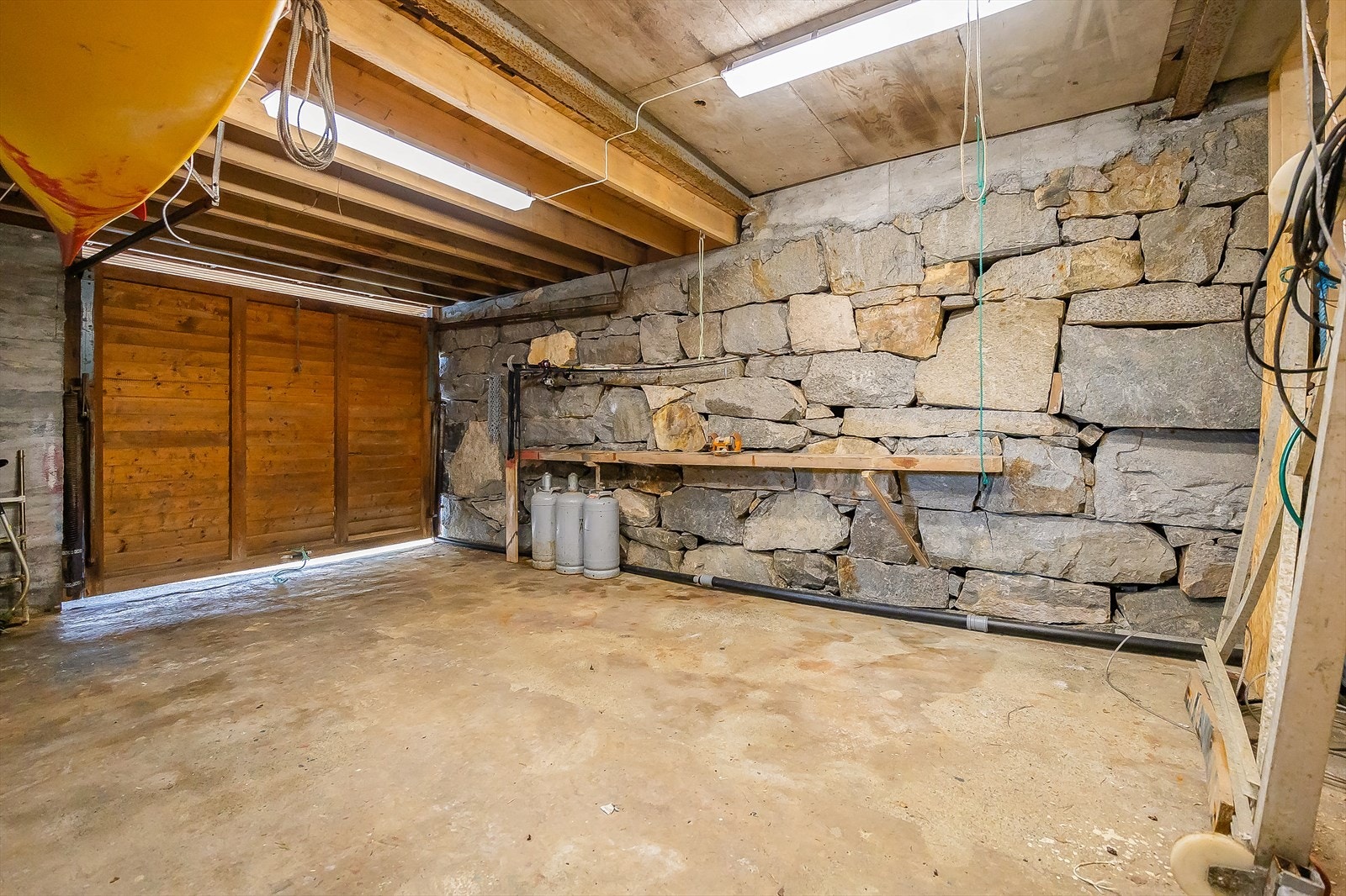 Romslig naustrom med betonggulv og vegger i naturstein, med direkte tilgang til sjøen. Galleribilde
