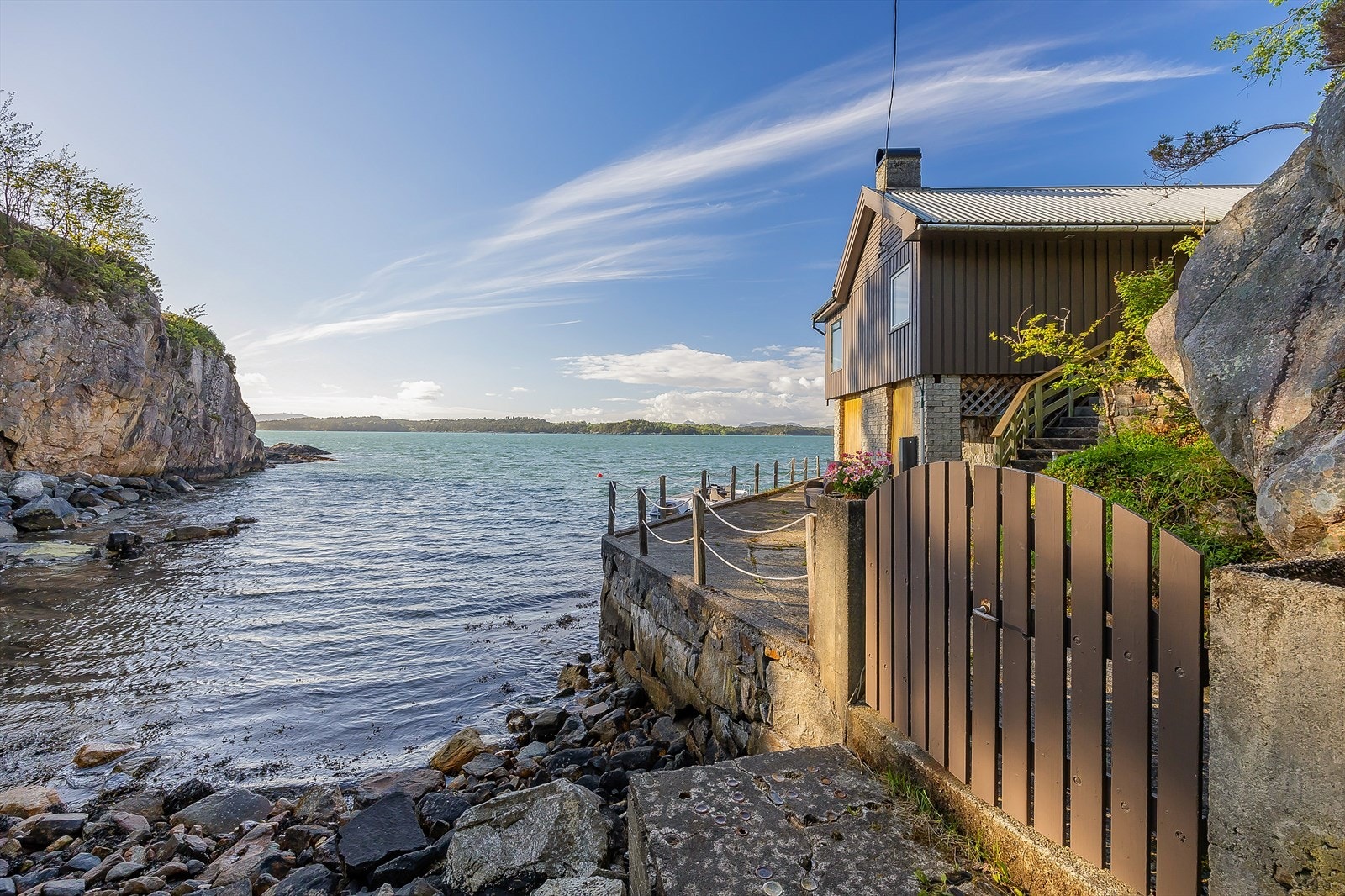 Utvendig trapp i betong og naturstein leder opp til hovedetasjen. Galleribilde