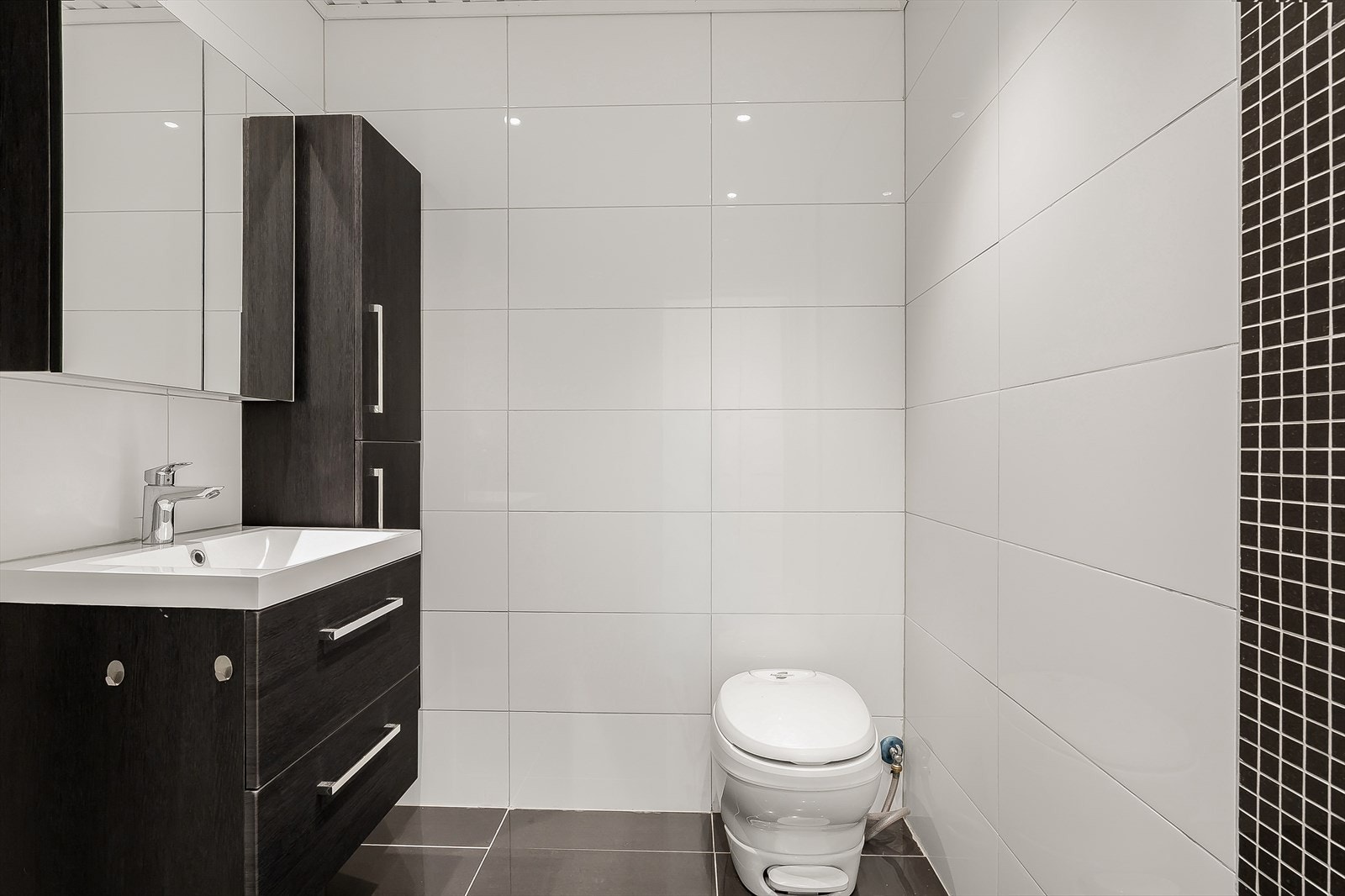 Badet ble pusset opp i 2020 og har keramiske fliser, elektrisk gulvvarme og innfelte spotter i taket. Galleribilde