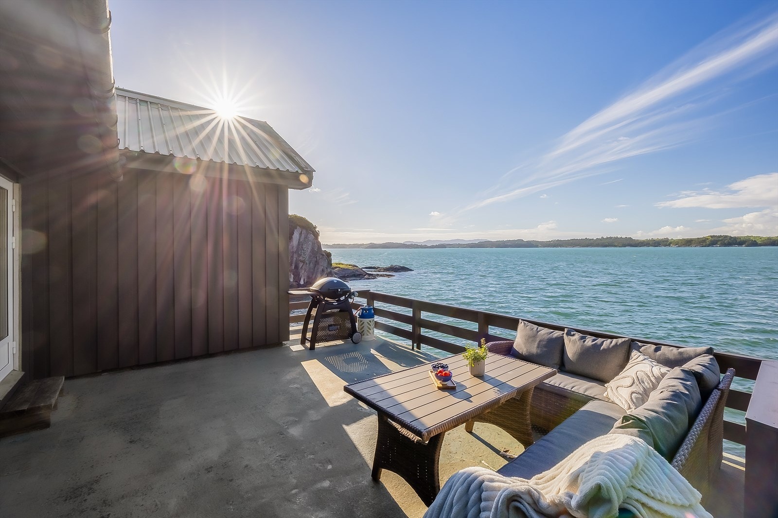 Her kan man nyte lange dager ved sjøen, med enkel tilgang til både sol og bading. Galleribilde