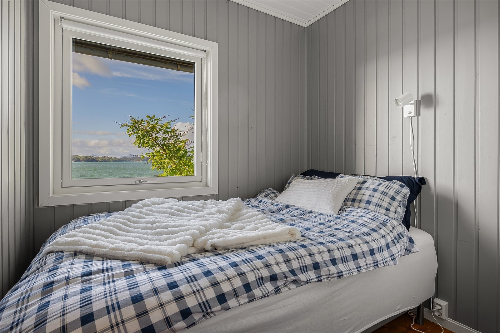 Alle soverommene har tregulv og malt panel på vegger og i himling. Galleribilde