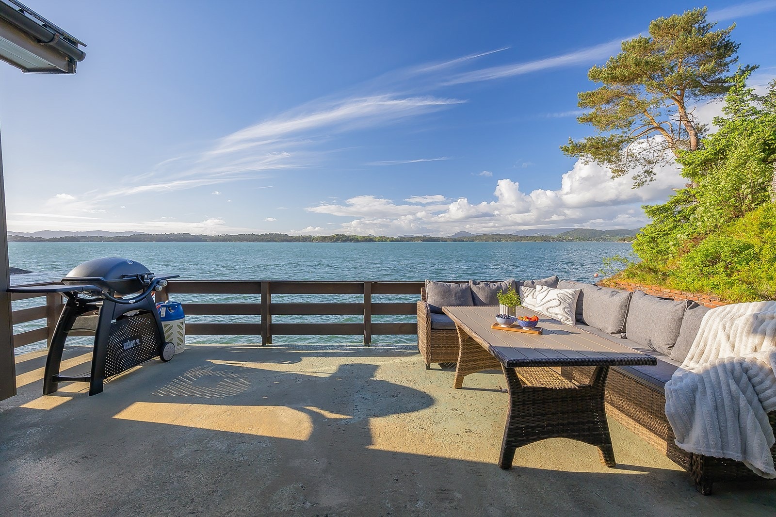 Terrassen er et naturlig samlingspunkt med god plass til utemøbler og grill. Galleribilde