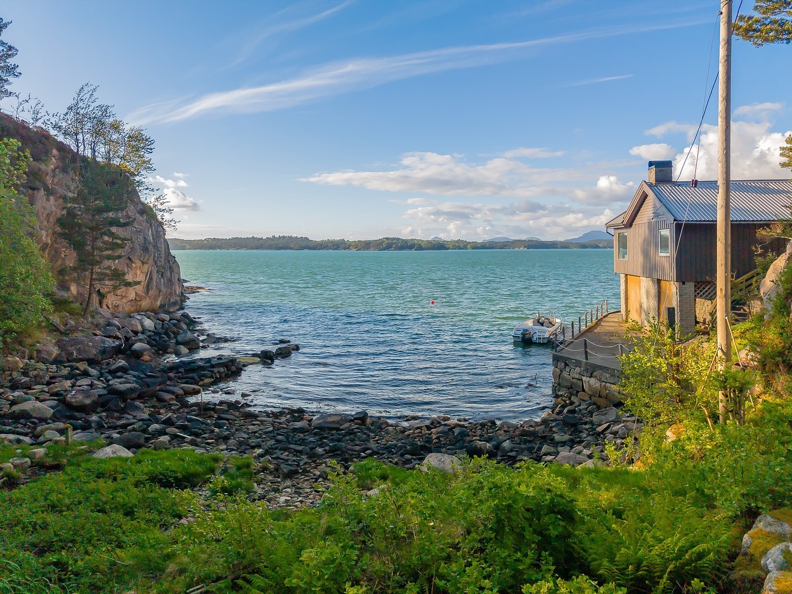 Eiendommen ligger i en lun vik. Galleribilde