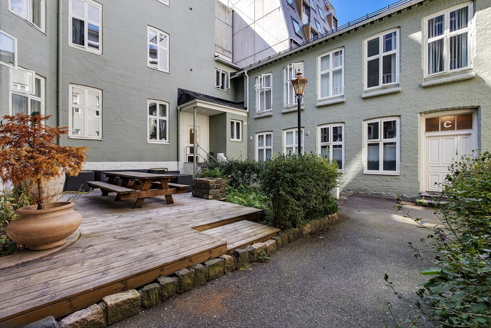 Hyggelig bakgård med sittegruppe og beplantning. Galleribilde