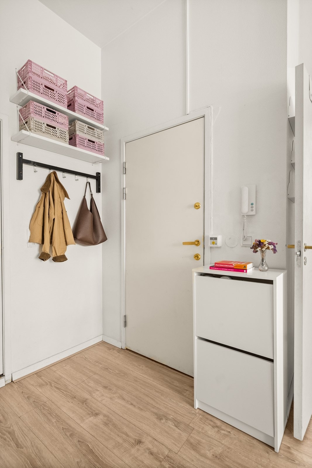 Lyst inngangsparti med plass til oppbevaring av sko og yttertøy. Galleribilde