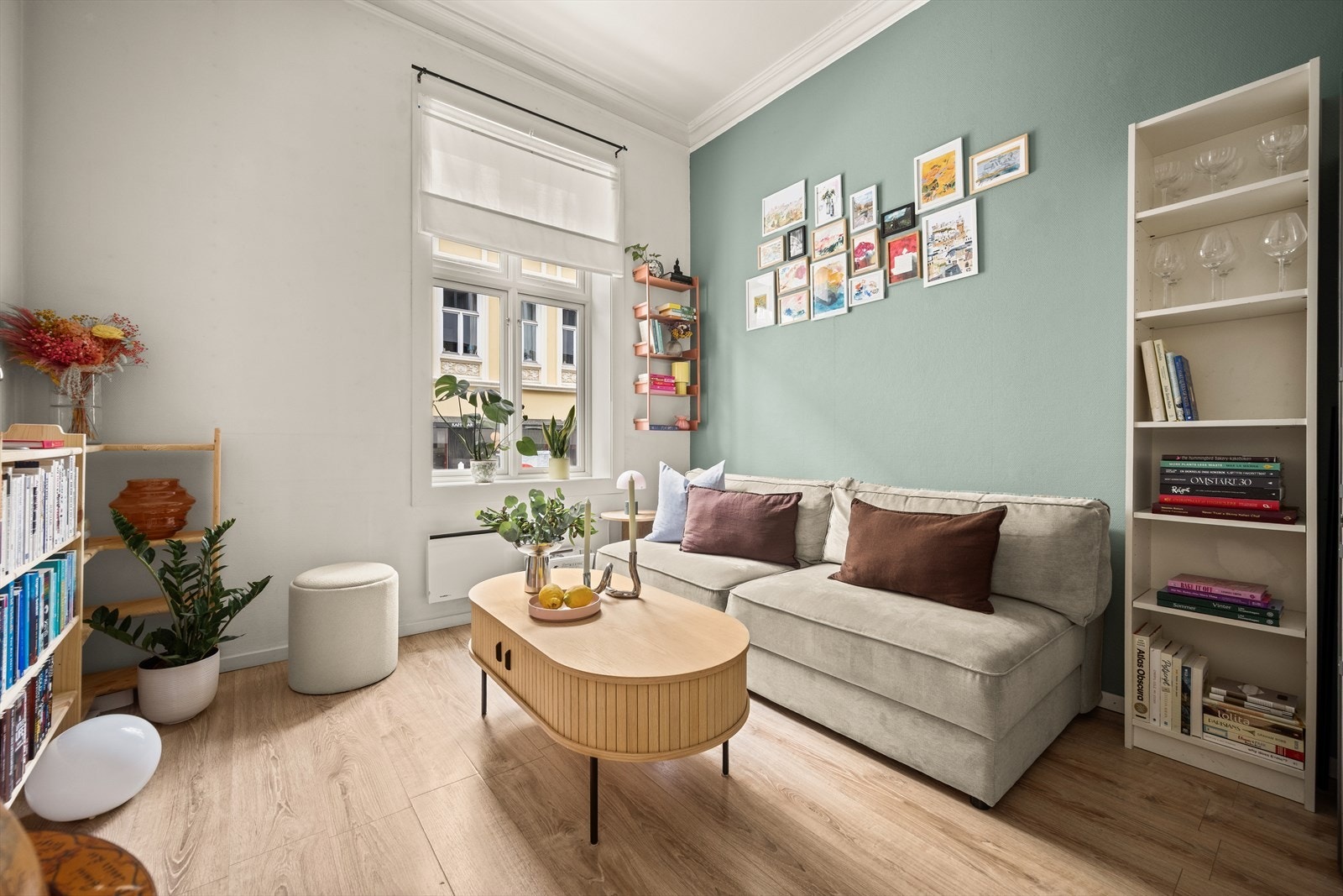 Rommet har god plass til både sofa og TV-seksjon. Galleribilde