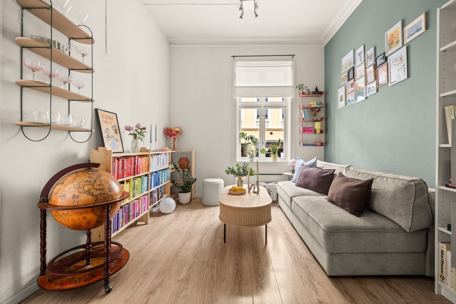 Stuen har store vindusflater fra 2018 som slipper rikelig inn med naturlig lys. Galleribilde
