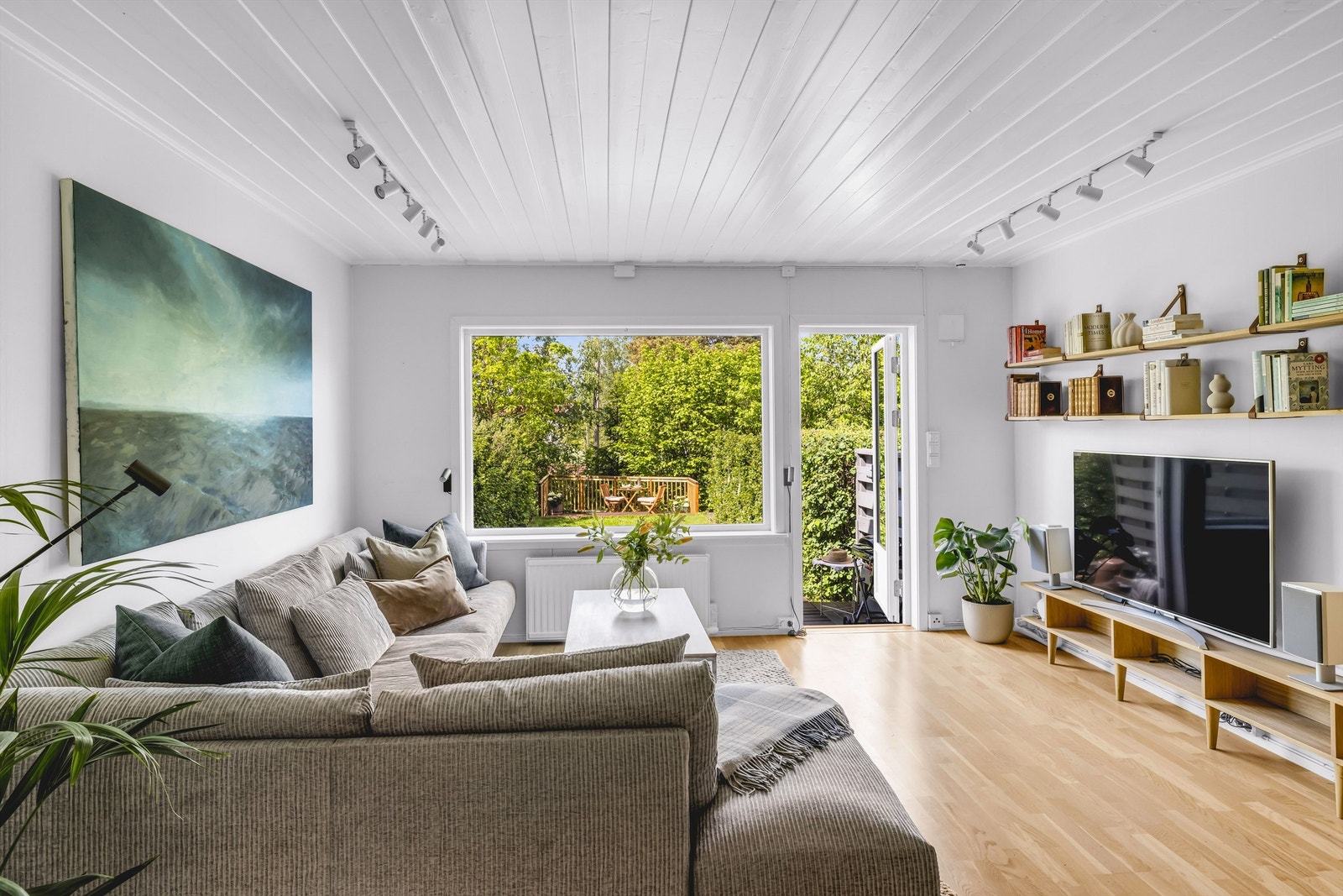 God takhøyde og store vindusflater slipper inn rikelig med lys og skaper en lys og luftig atmosfære. Galleribilde