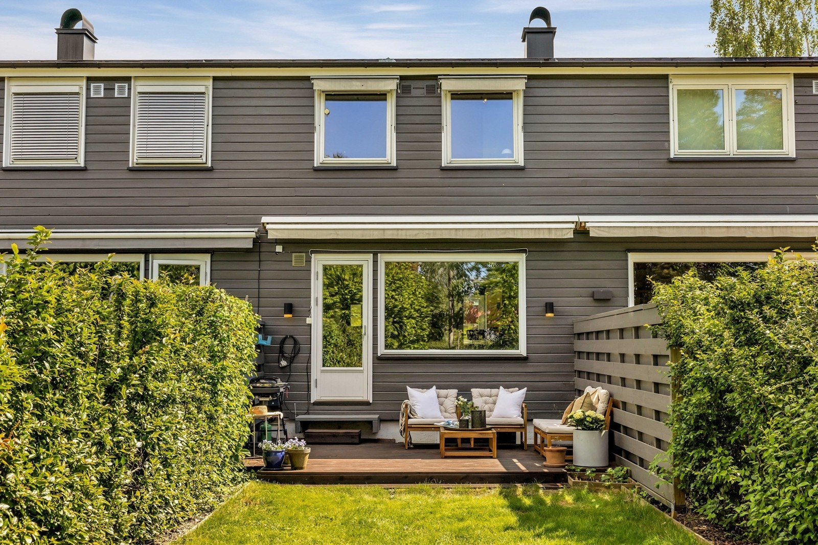 Skjermet og fin terrasse og hage med god plass til spisebord, sittegruppe og grill, perfekt til både late dager i solen og i sosiale lag. Galleribilde
