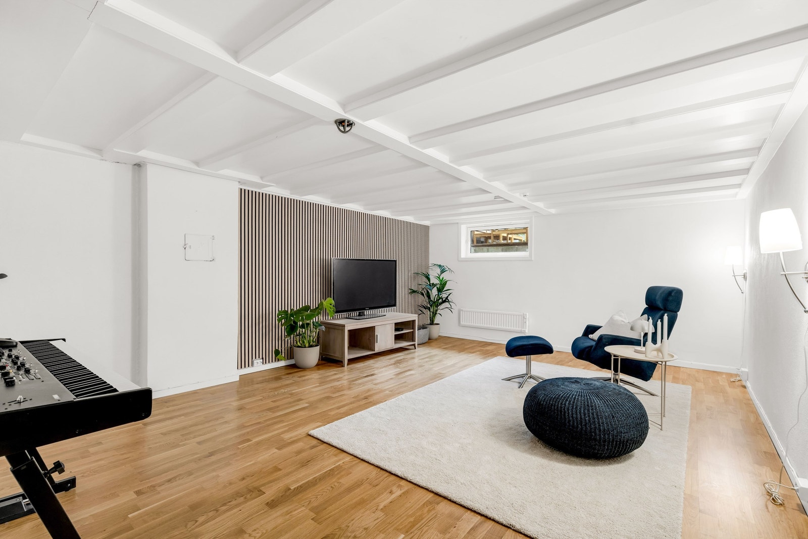 Hyggelig kjellerstue med god plass til sofa, sittegrupper og TV seksjon. Galleribilde