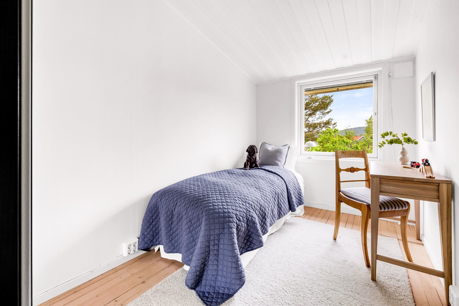 Meget god planløsning med 3 soverom og bad samlet i 2. etasje. Det tredje soverommet har god plass til seng, kontorpult og nattbord. Galleribilde