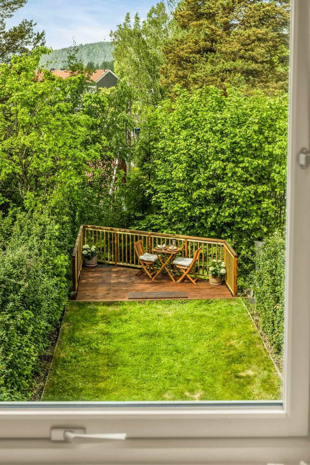 Hyggelig utsyn mot vest og over hagen fra boligens 2. etasje. Galleribilde