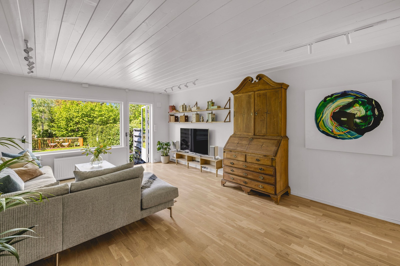 Boligen har gjennomgående planløsning orientert øst-vest. Galleribilde