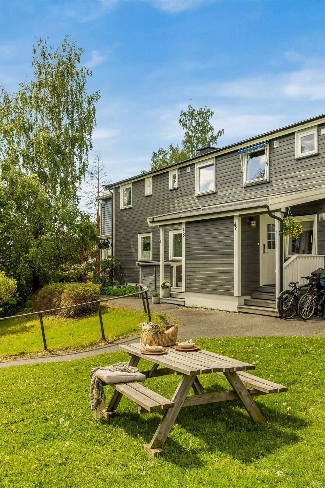 Felles forhave med plen, sittegruppe, lekeplass og trampoline. Galleribilde