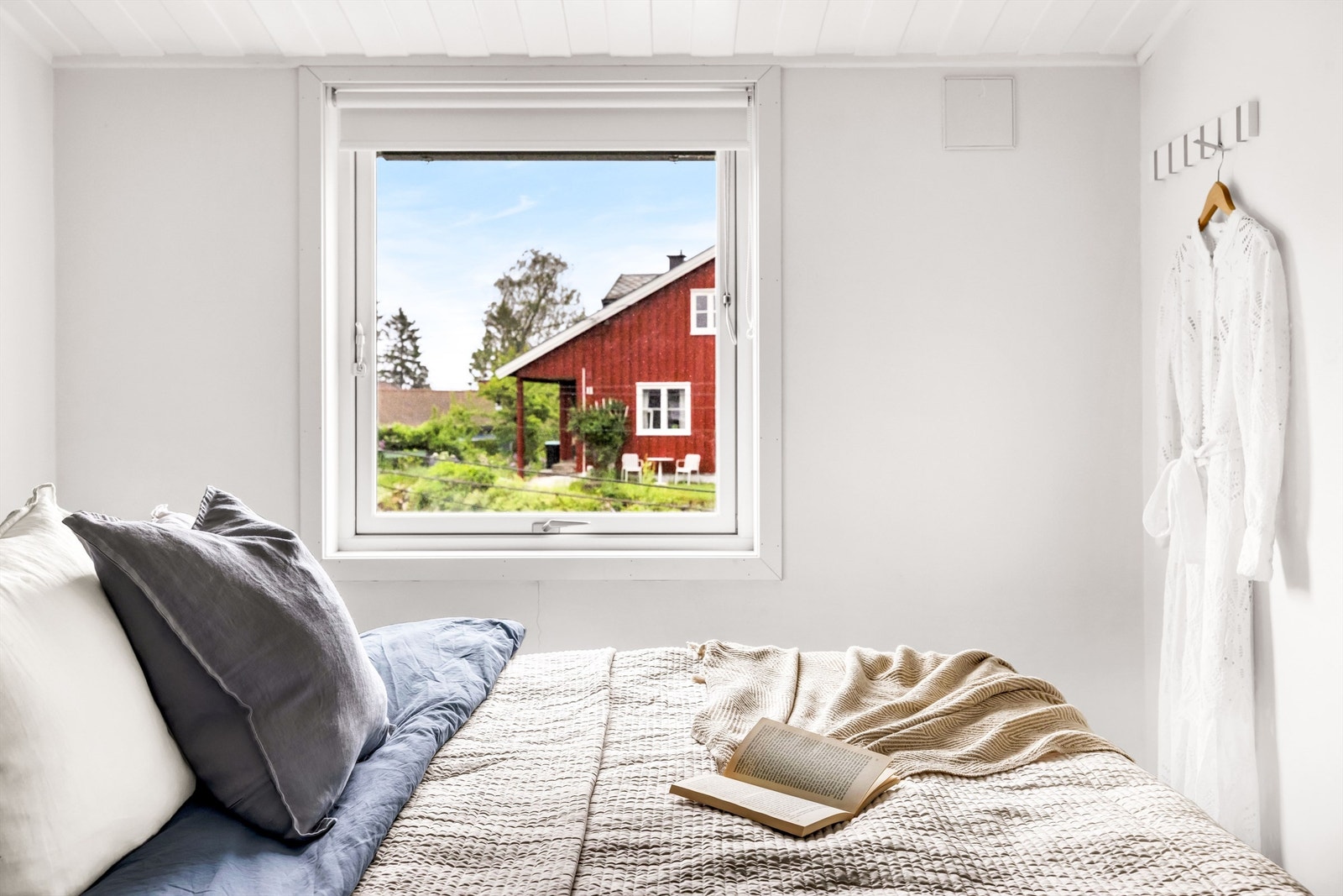Stor vindusflate gjør at rommet oppleves lyst og luftig. Galleribilde