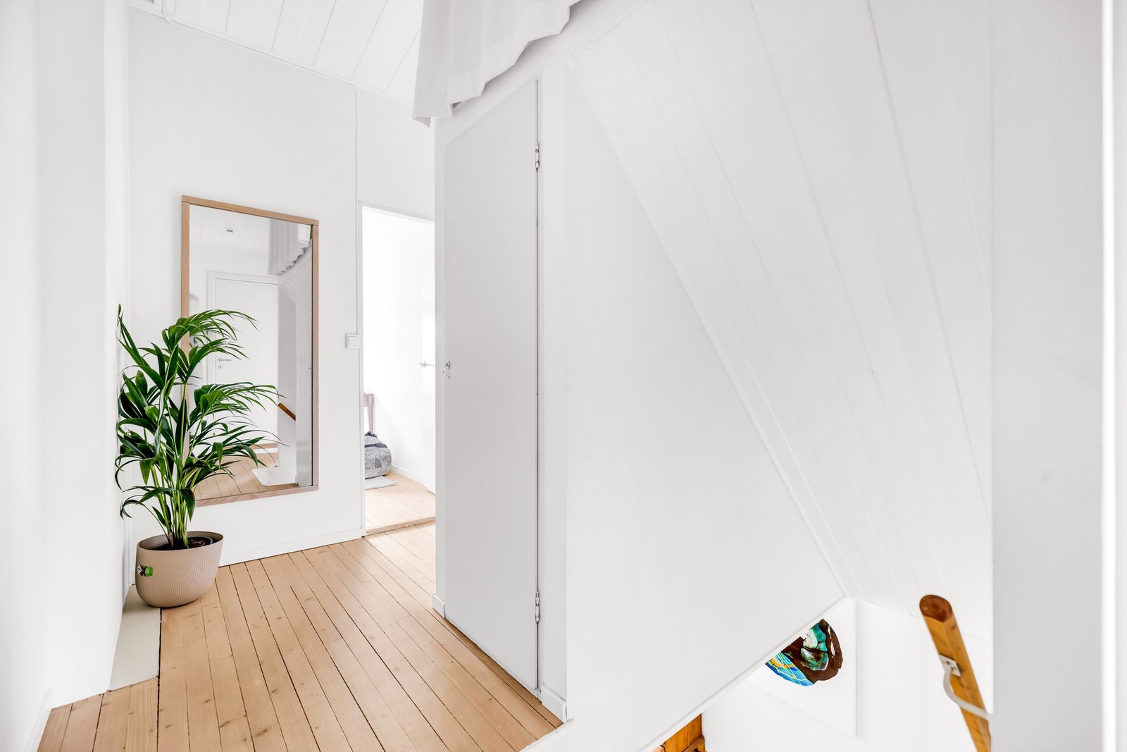 Praktisk innebygget kott i tilknytning til gangen i 2.etasje. Galleribilde