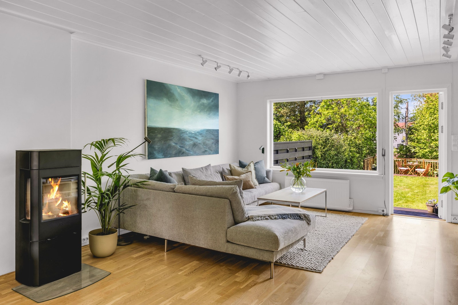 Boligen har funksjonell planløsning med god arealutnyttelse og fremstår som lys og trivelig med store vindusflater og gode lysforhold. Foto: Isnitt v/ Bjørnar Solberg. Galleribilde