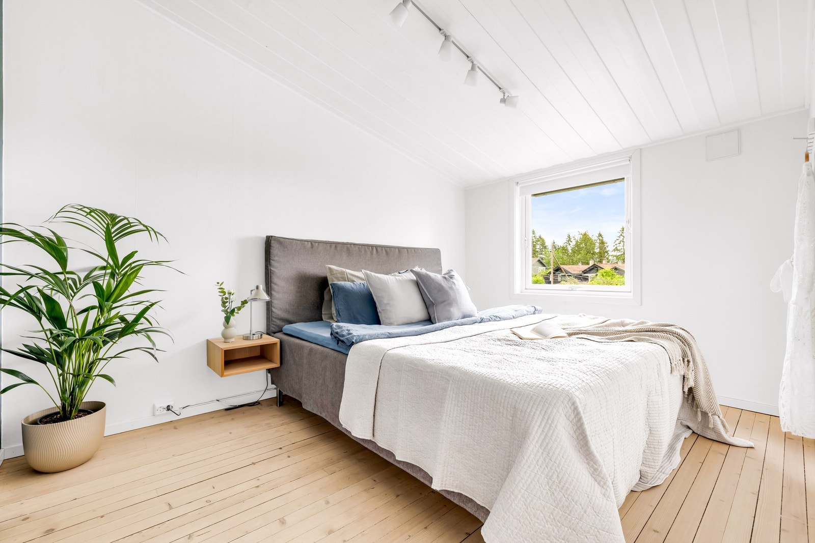 Hovedsoverommet er av den generøse størrelsen med god plass til foretrukket seng med tilhørende nattbord. Galleribilde