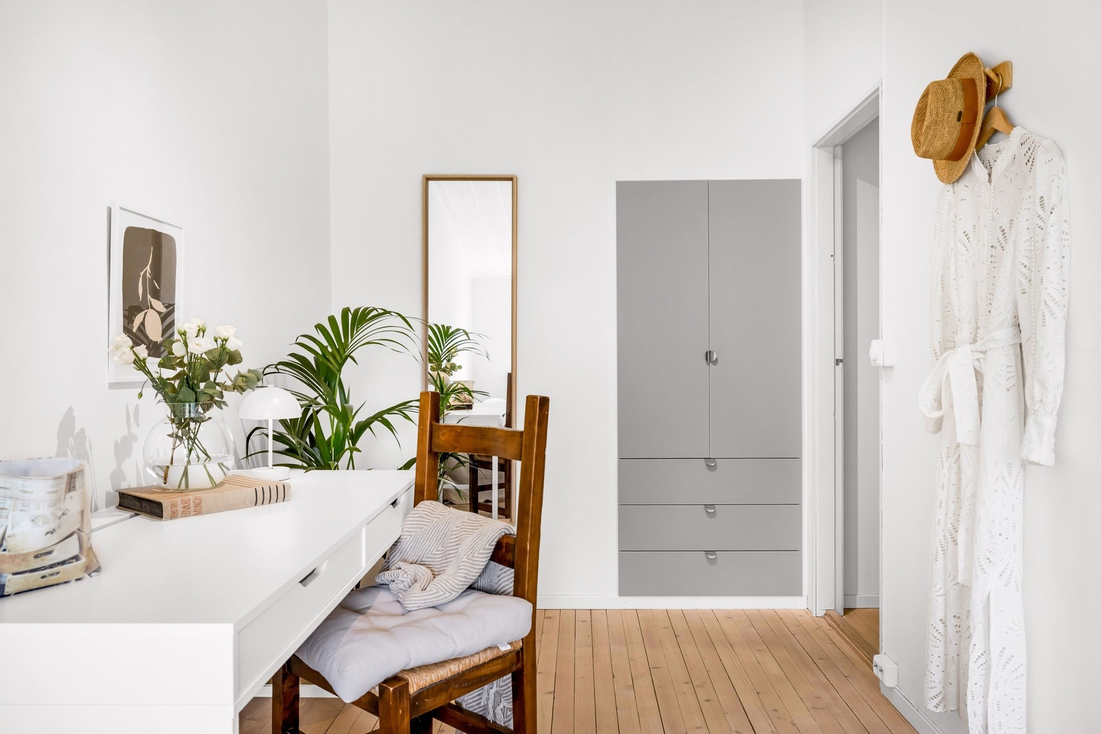 Praktisk, innebygget skap som sikrer godt med oppbevaringsplass. Galleribilde