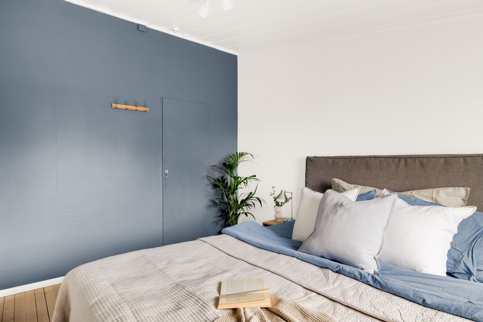 Direkte adkomst til et praktisk kott, i dag innredet som walk-in-closet. Galleribilde