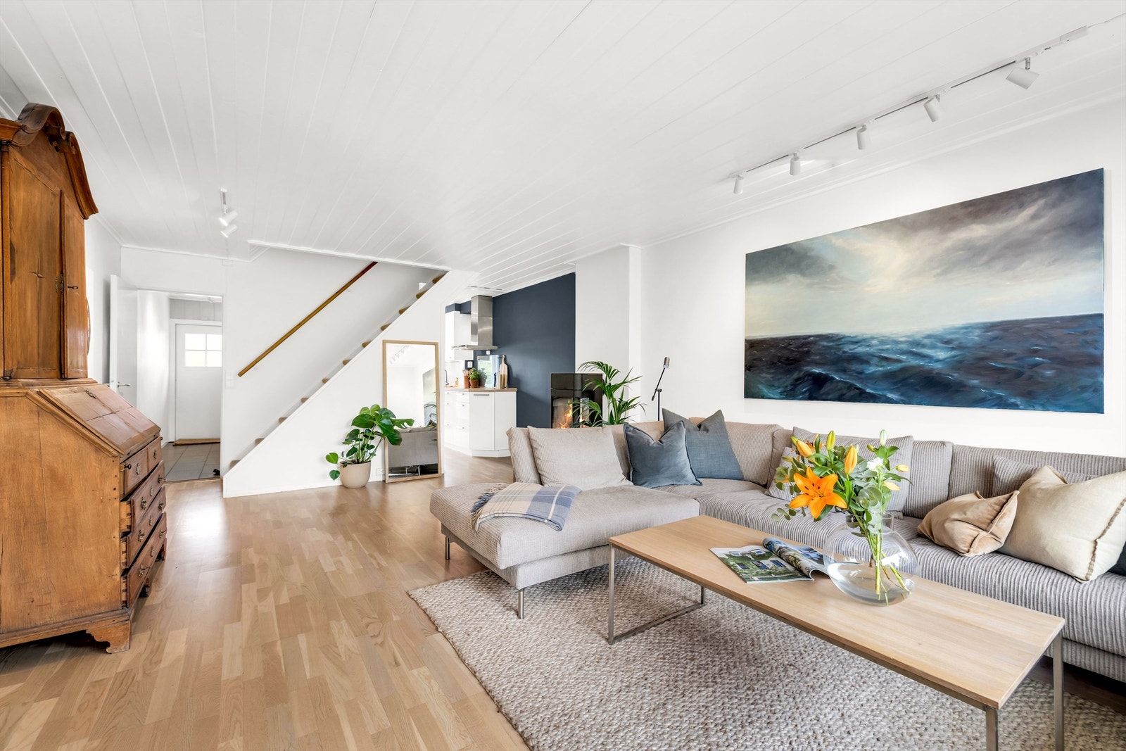 Stuen er av god størrelse og kan enkelt innredes med en hyggelig sittegruppe og tilhørende salongbord og tv-seksjon. Galleribilde