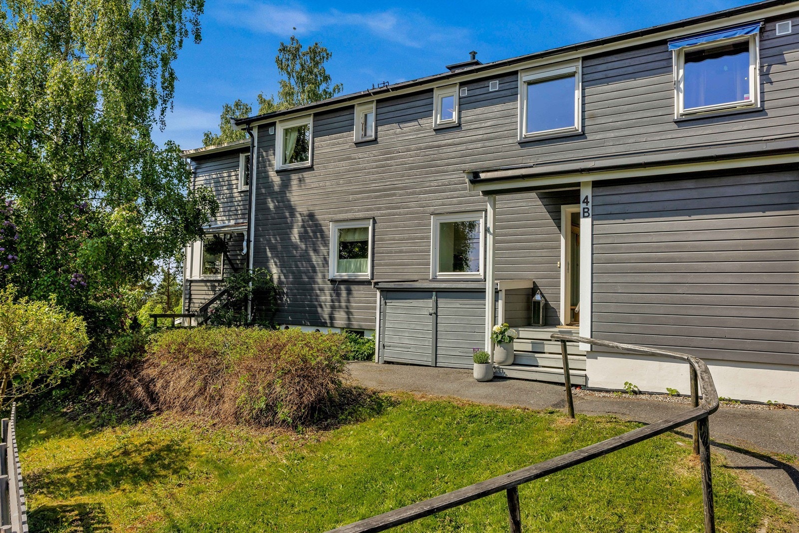 Fasadene og tak er etterisolert i 2011 og malt i 2022. Sykkelparkering med stikkontakt i egen låsbar bod tilhørende seksjonen Galleribilde