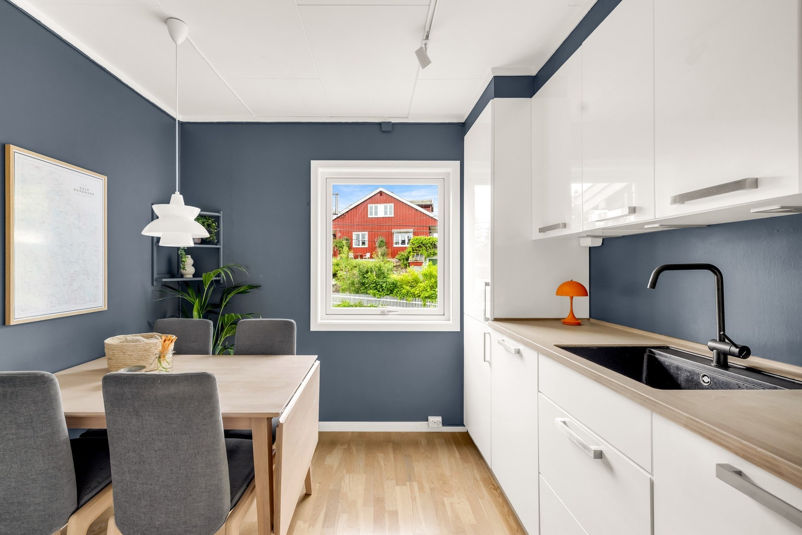 Det er også naturlig og fin plass for å innrede med et spisebord foran vinduet. Galleribilde