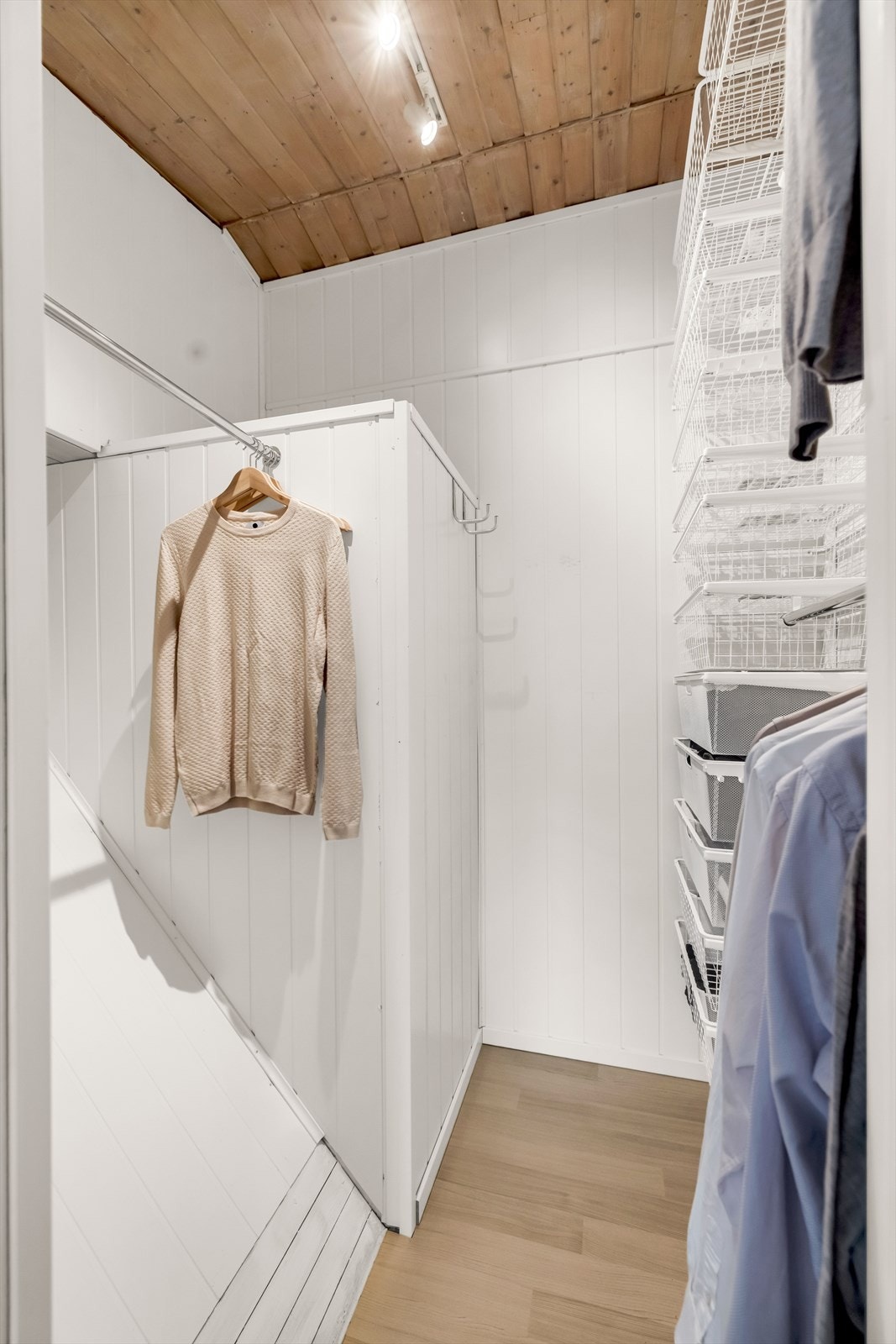 Walk-in-closet. Galleribilde