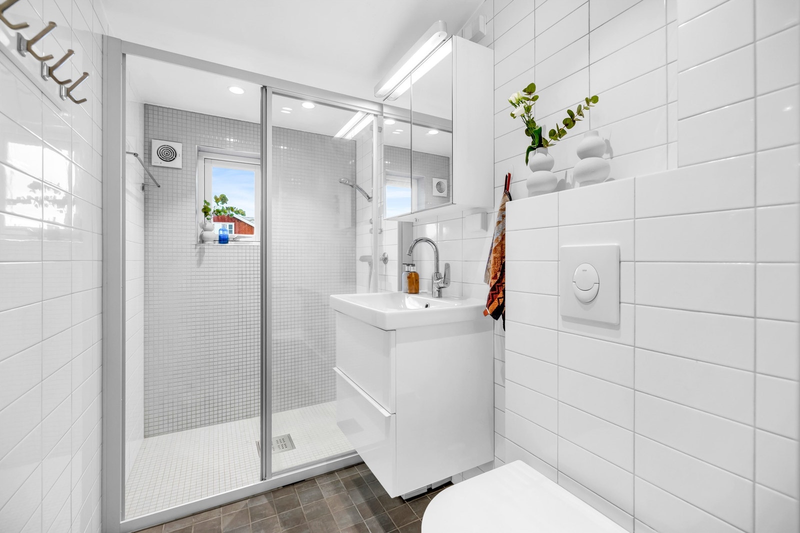 Lyst og tidløst baderom fra 2011. Badet har flislagt gulv med varmekabler i gulvet for en behagelig start på dagen og flislagte vegger. Galleribilde