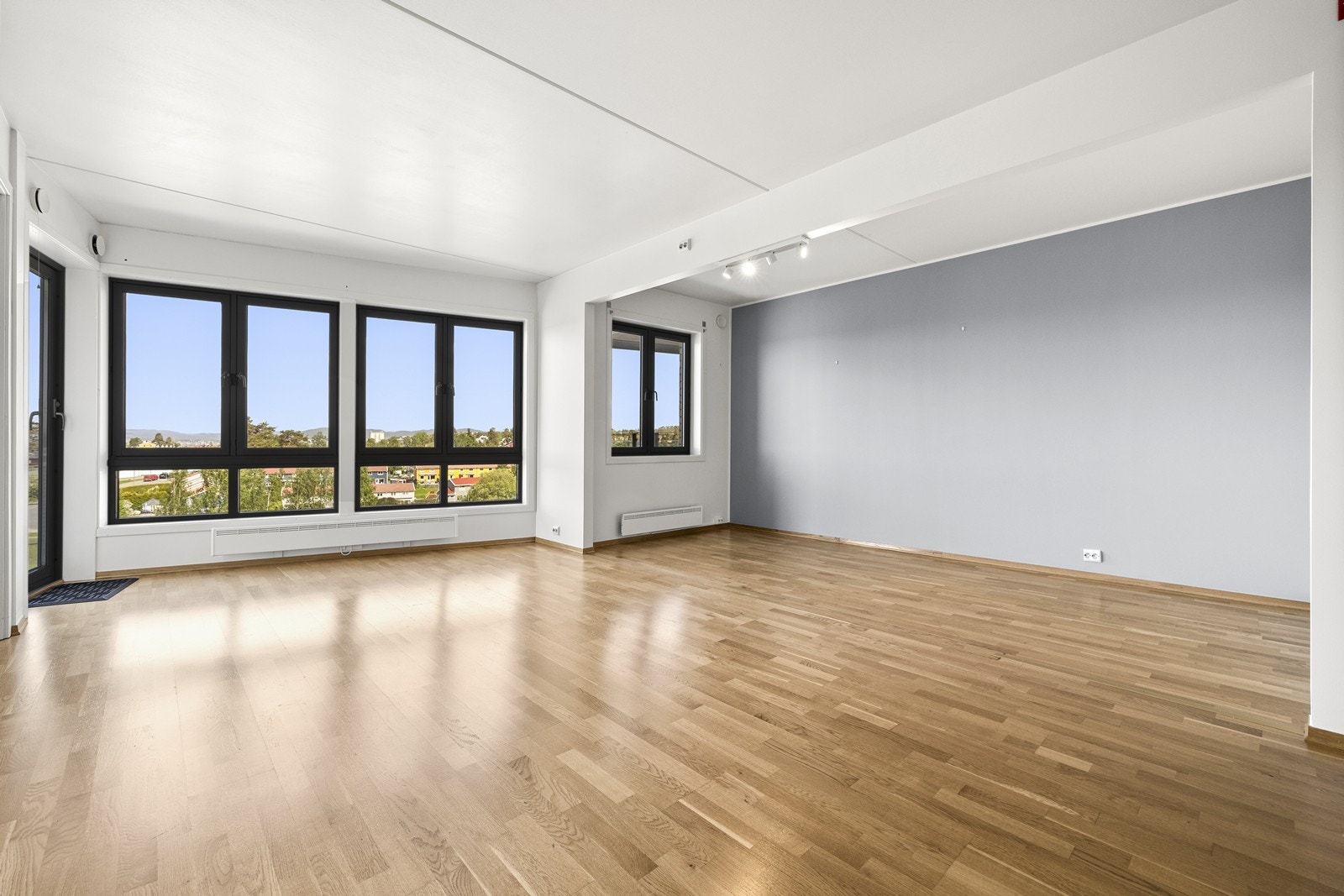 Stuen er lys og romslig, med god plass til både sofagruppe og spisebord. Galleribilde
