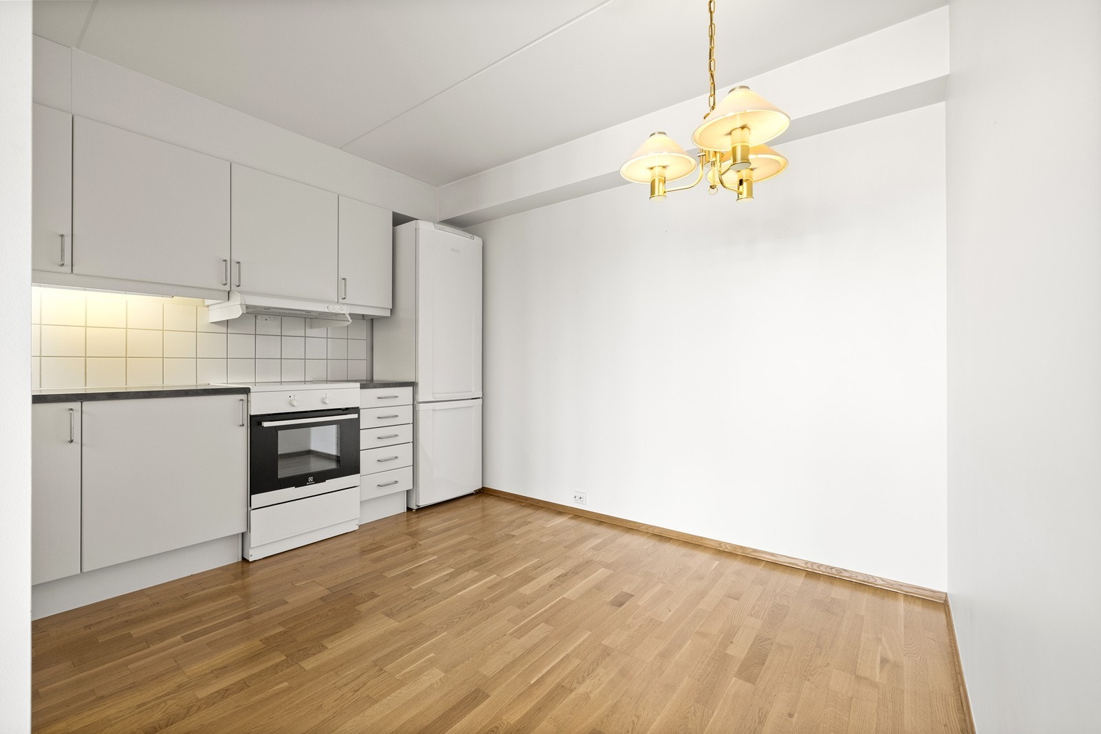 Kjøkkenet har god skap- og benkeplass, samt plass til et lite spisebord. Galleribilde