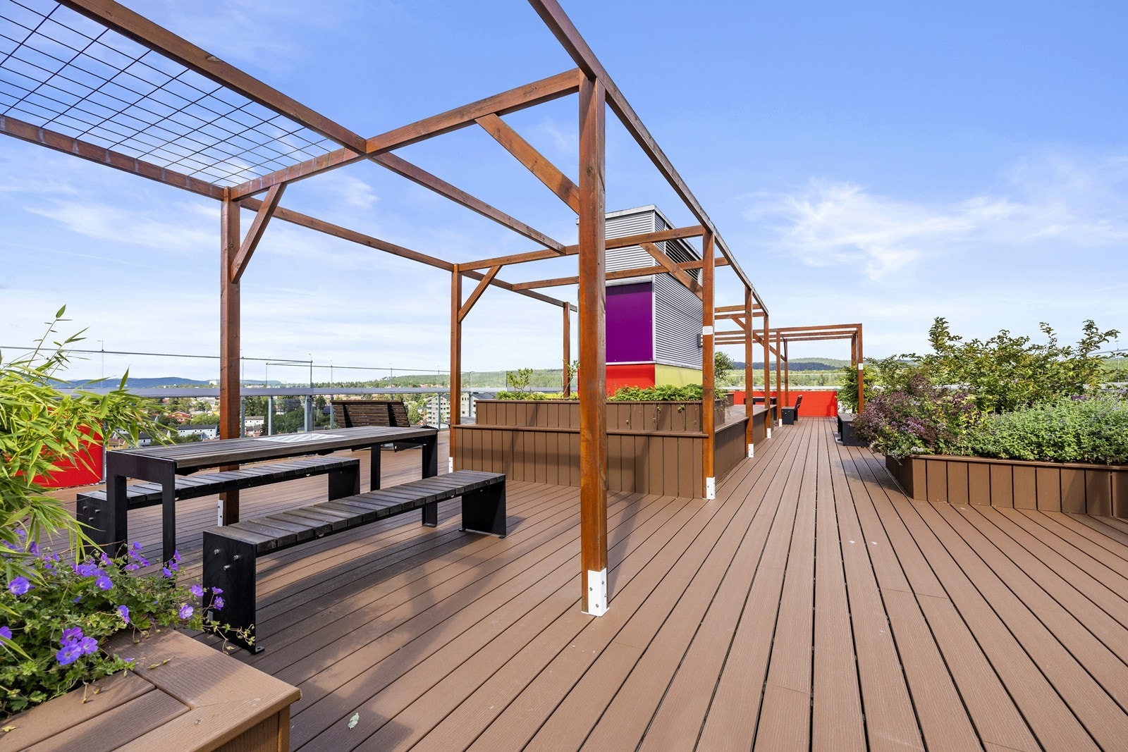 Borettslaget har en stor, felles takterrasse med møblerte sittegrupper og beplantning. Galleribilde