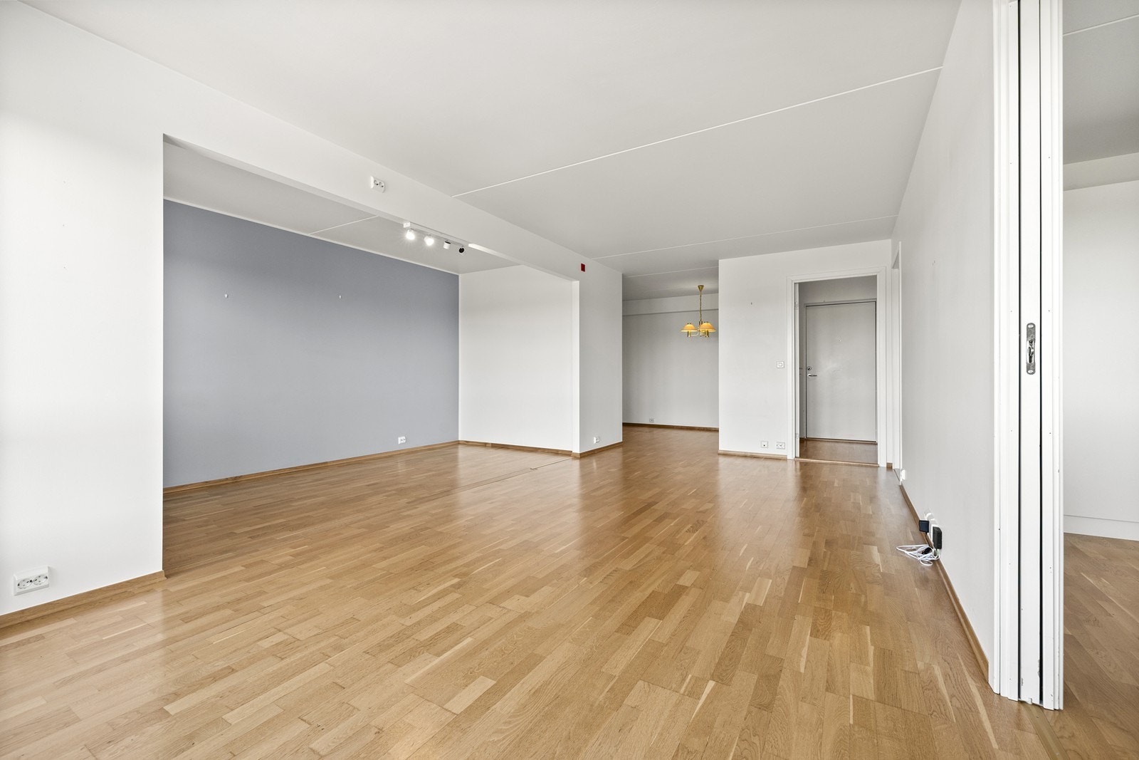 Leiligheten er opprinnelig en 3-r, og kan enkelt tilbakestilles til det. Se plantegninger. Galleribilde