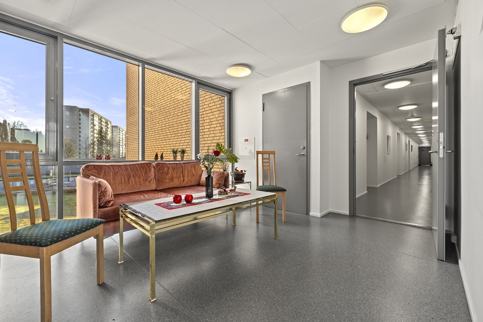 Lyse og åpne fellesarealer i bygget. Galleribilde