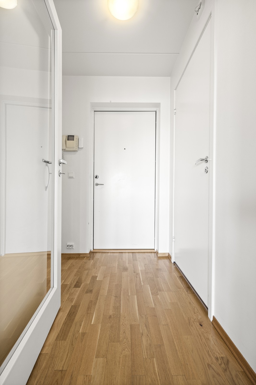 Romslig entré med plass til oppbevaring av yttertøy og sko. Galleribilde